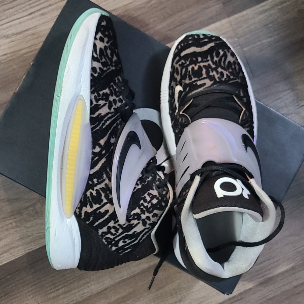 KD basketball shoes size 10 in original box
